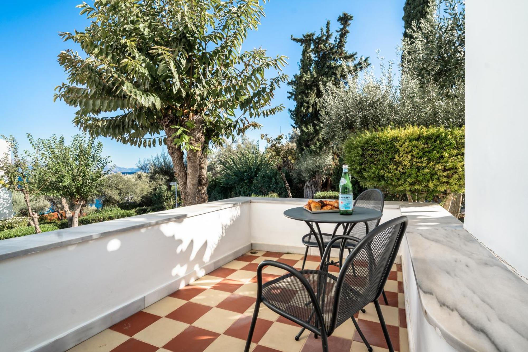 Porto Galini Seaside Resort & Spa نِكيانا المظهر الخارجي الصورة A balcony in Greece