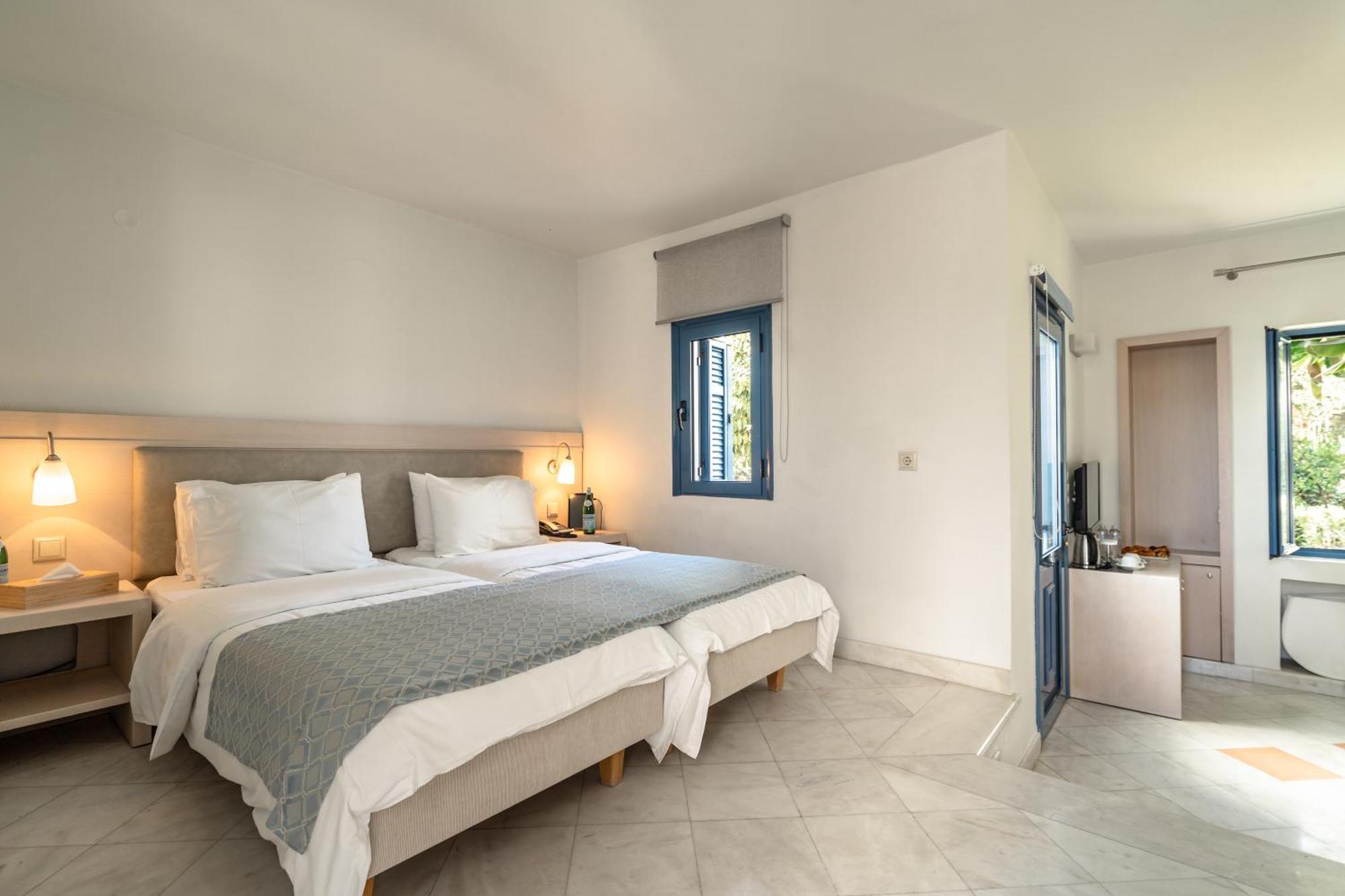 Porto Galini Seaside Resort & Spa نِكيانا المظهر الخارجي الصورة A bedroom in a hotel